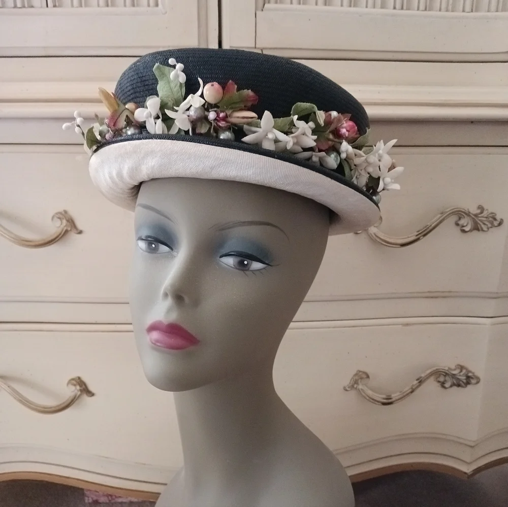 RARE AND STUNNING VINTAGE 1930S/ 40S BLACK STRAW HAT W/ VTG FLORALS AND FRUIT !